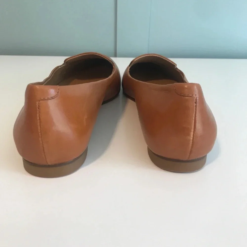 Trotters Women's Pointed Toe Leather Flats in Tan